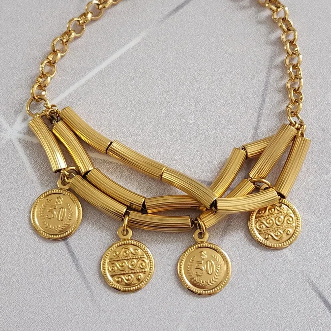 PULSEIRA TRIPLA DOURADA COM MEDALHAS