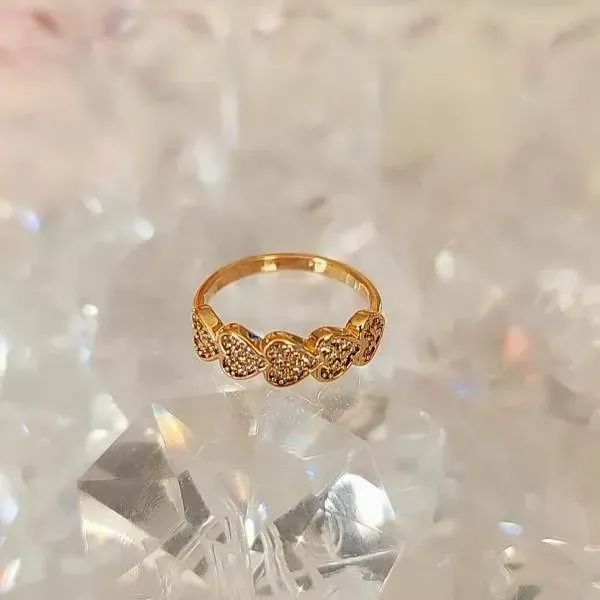 ANEL DOURADO CORAÇÃO CRAVEJADO EM MICROZIRCÔNIAS CRISTAL