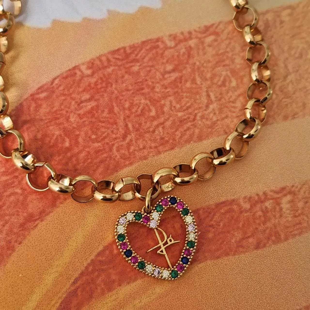 PULSEIRA DOURADA PINGENTE CORAÇÃO FÉ CRAVEJADO ZIRCÔNIAS MULTICOLORIDO