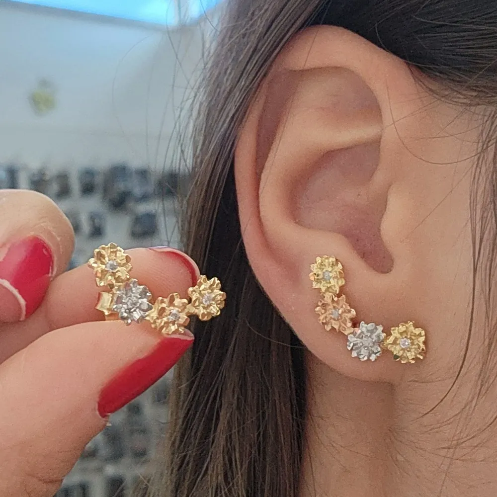 BRINCO EAR CUFF FLORES TRÊS BANHOS DO OURO