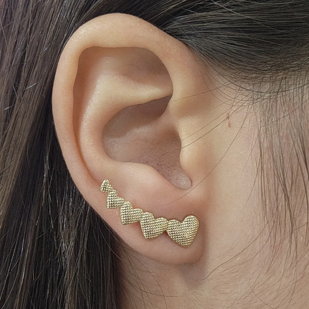 BRINCO EAR CUFF CORAÇÕES TRBALHADOS