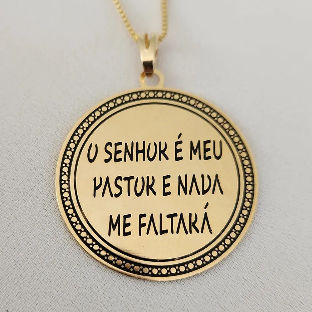 COLAR VENEZIANA COM PINGENTE O SENHOR É MEU PASTOR E NADA ME FALTARÁ FUNDO PRETO