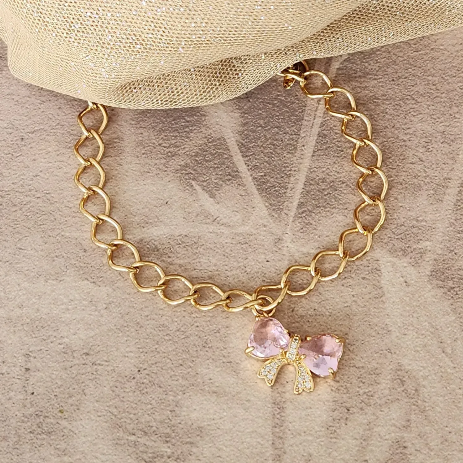 PULSEIRA DOURADA  LAÇO CRAVEJADO MICROZIRCÔNIAS CRISTAL E ZIRCÔNIA ROSA