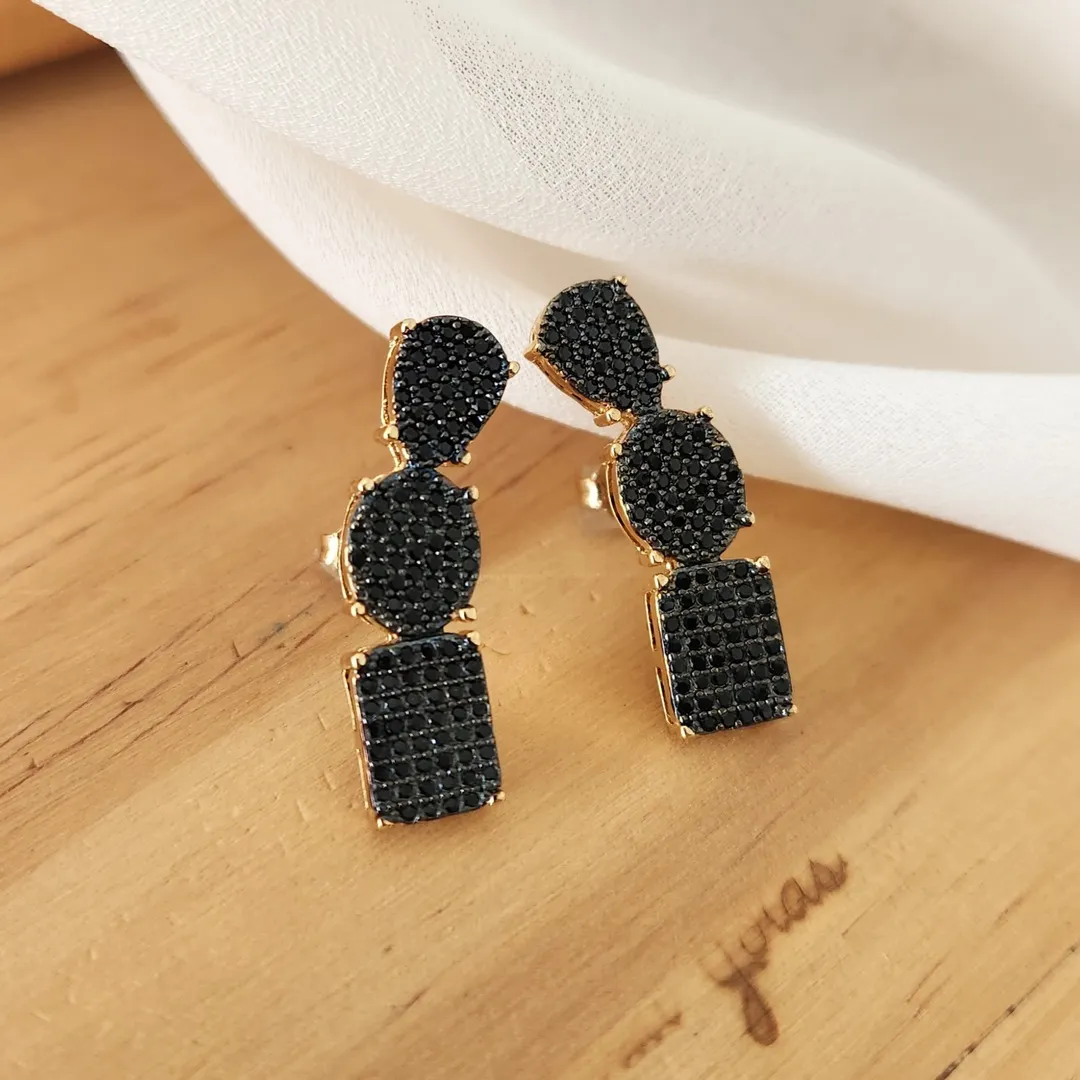 BRINCO EAR CUFF CRAVEJADO MICROZIRCÔNIAS NEGRAS