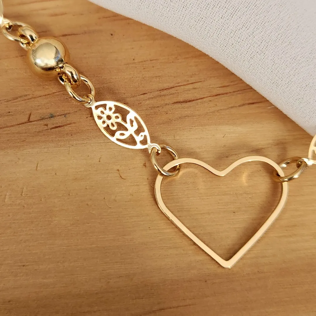 COLAR DOURADO PINGENTE CORAÇÃO E DETALHES