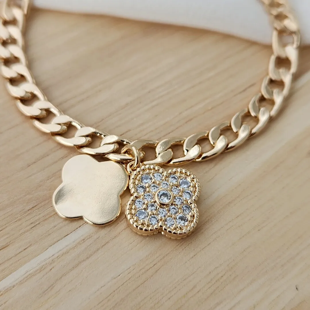 PULSEIRA COM PINGENTE TREVO DE QUATRO FOLHAS CRAVEJADO EM ZIRCÔNIAS INSPIRAÇÃO ALHAMBRA DE VAN CLEEF