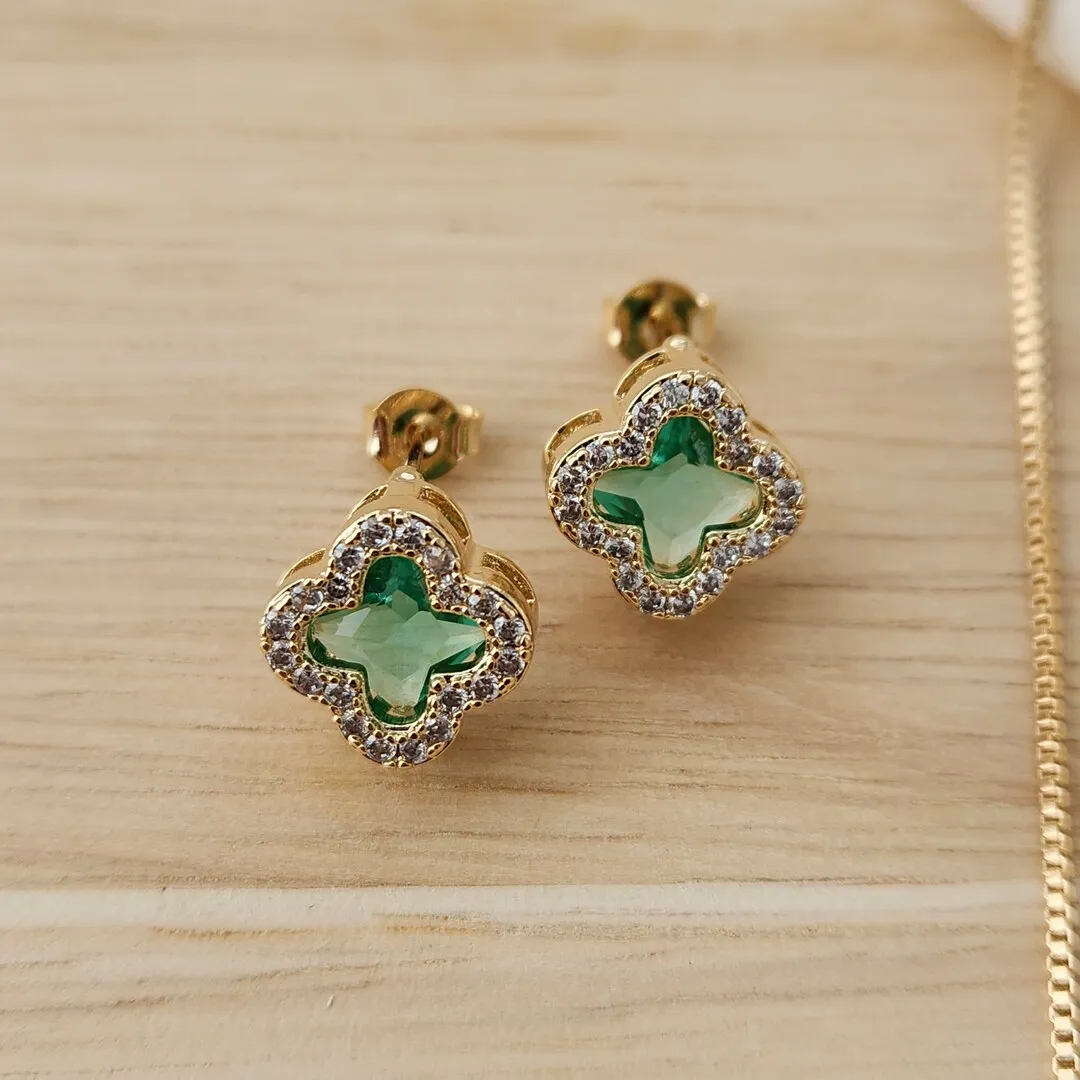 CONJUNTO COM PINGENTE TREVO DE QUATRO FOLHAS CRAVEJADO EM ZIRCÔNIAS INSPIRAÇÃO ALHAMBRA DE VAN CLEEF