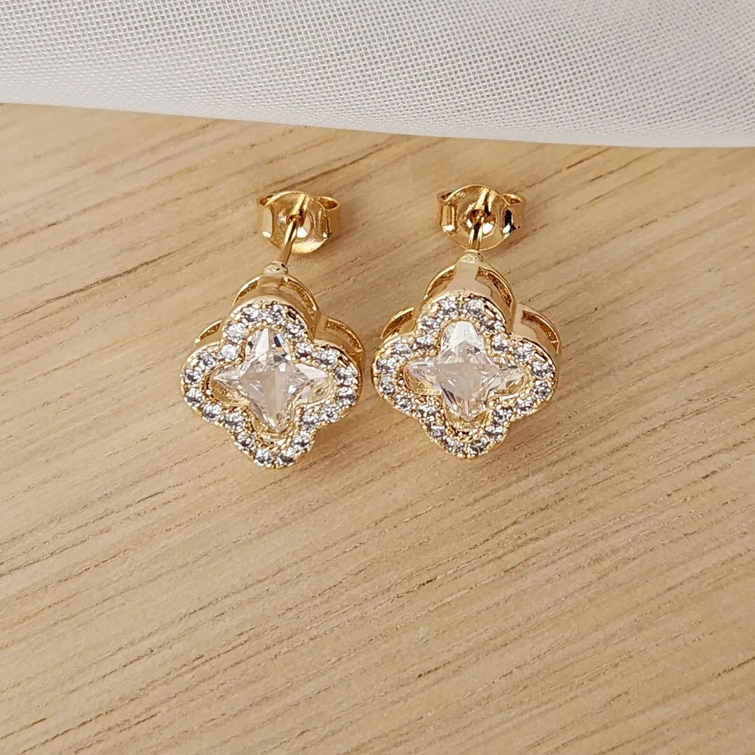 CONJUNTO COM PINGENTE TREVO DE QUATRO FOLHAS CRAVEJADO EM ZIRCÔNIAS INSPIRAÇÃO ALHAMBRA DE VAN CLEEF