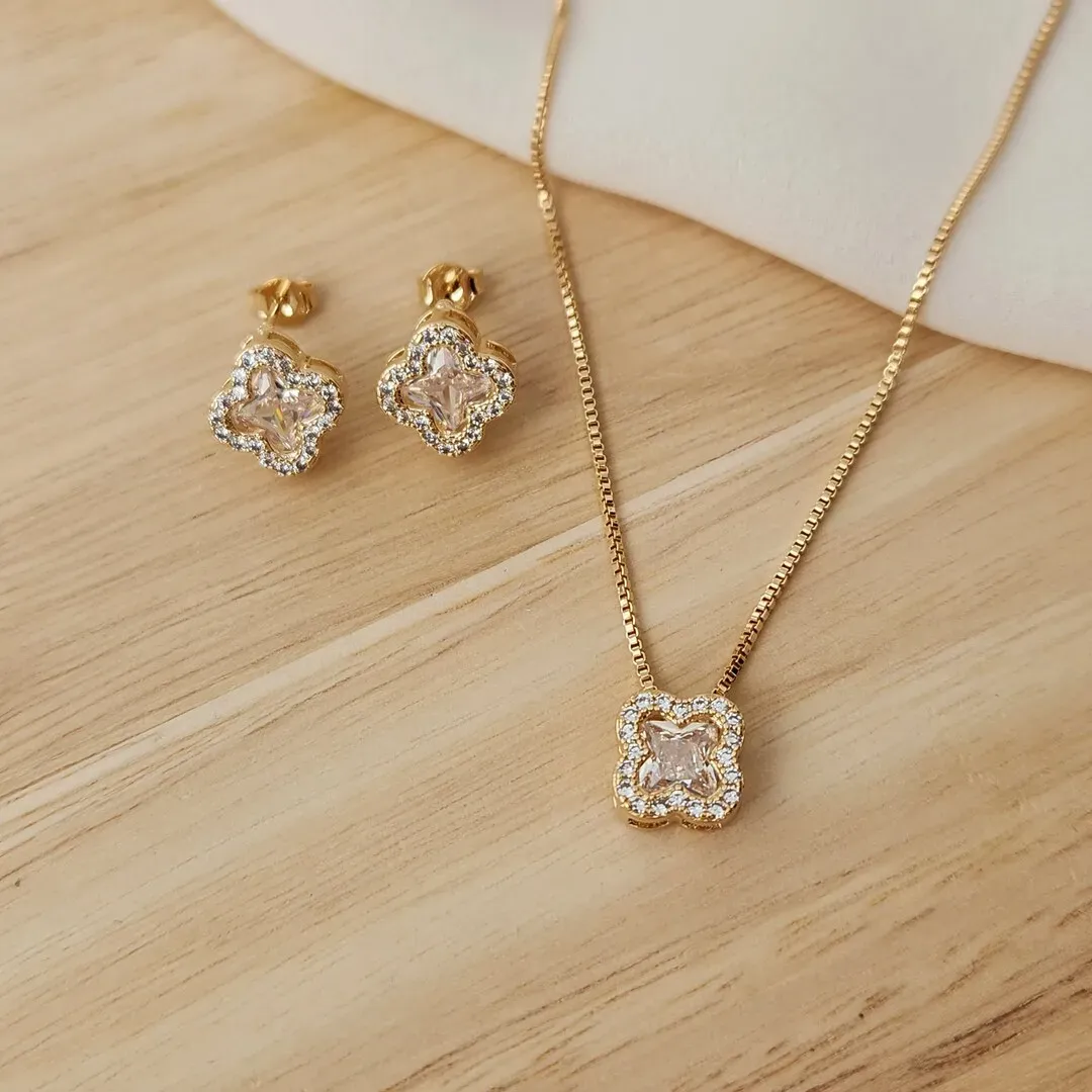 CONJUNTO COM PINGENTE TREVO DE QUATRO FOLHAS CRAVEJADO EM ZIRCÔNIAS INSPIRAÇÃO ALHAMBRA DE VAN CLEEF