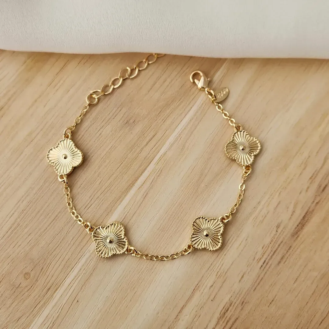 PULSEIRA COM 4 PINGENTES TREVO DE QUATRO FOLHAS INSPIRAÇÃO ALHAMBRA DE VAN CLEEF