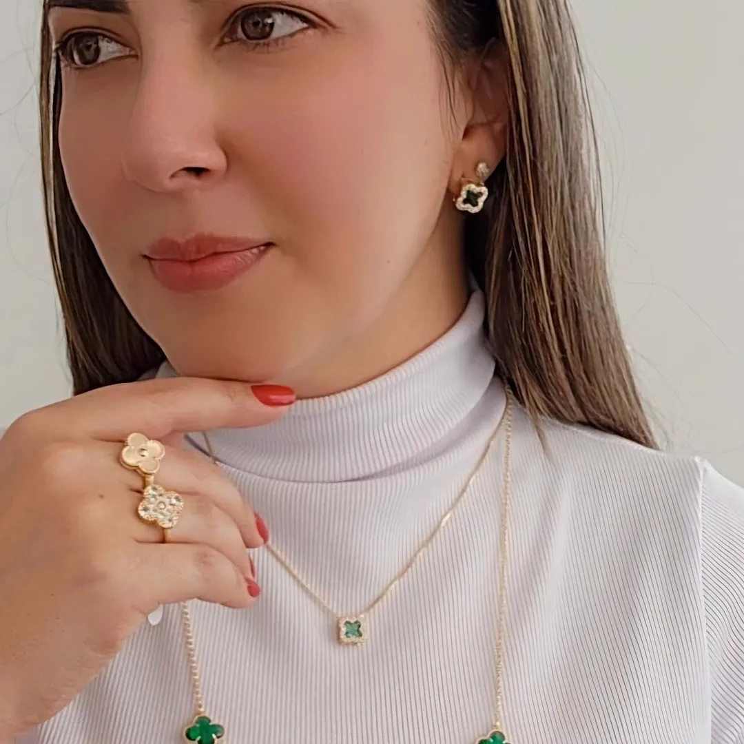 CONJUNTO COM PINGENTE TREVO DE QUATRO FOLHAS CRAVEJADO EM ZIRCÔNIAS INSPIRAÇÃO ALHAMBRA DE VAN CLEEF