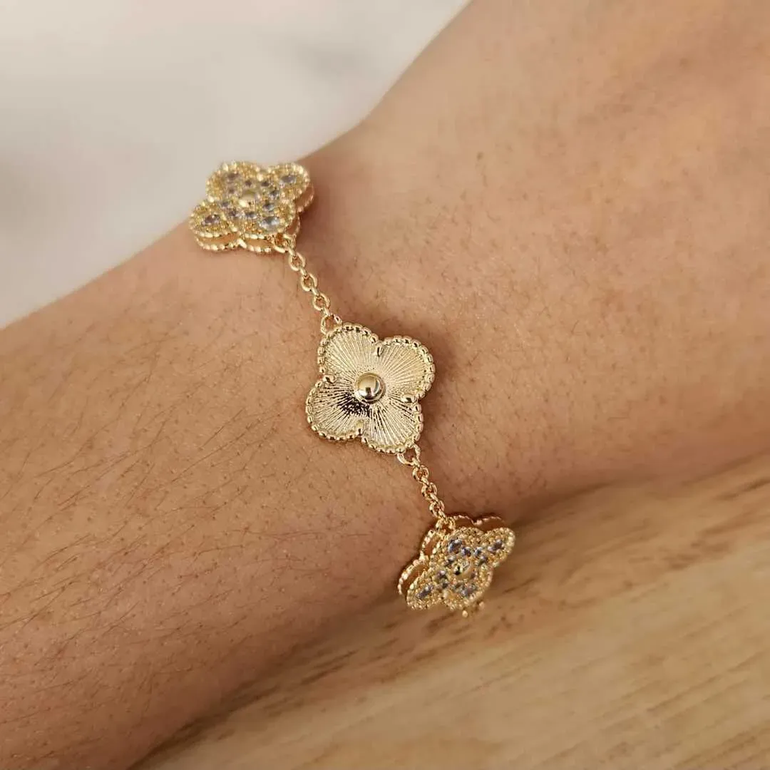 PULSEIRA COM 5 PINGENTES TREVO DE QUATRO FOLHAS CRAVEJADO INSPIRAÇÃO ALHAMBRA DE VAN CLEEF