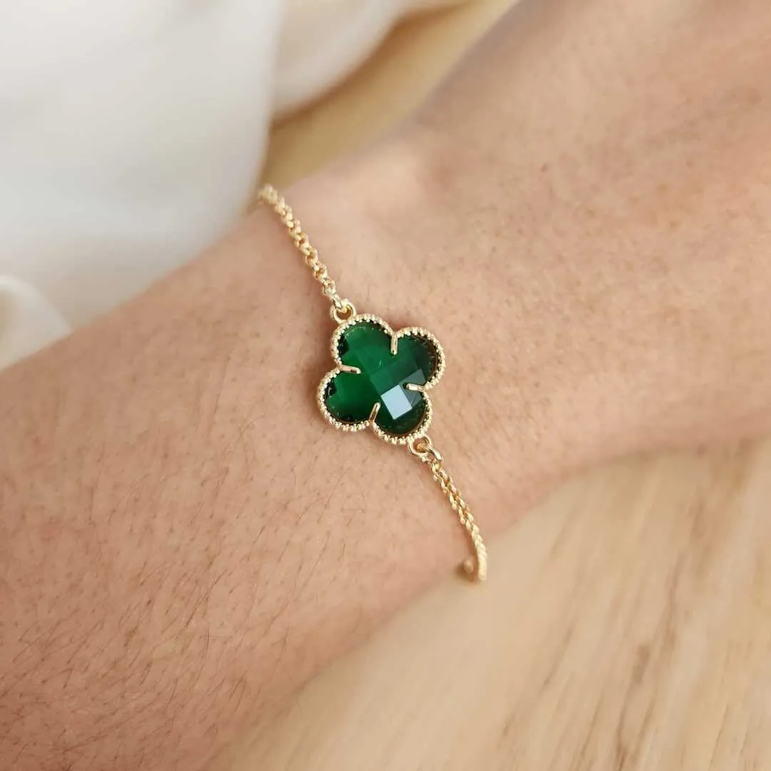 PULSEIRA COM PINGENTE TREVO DE QUATRO FOLHAS VERDE PEDRA INSPIRAÇÃO ALHAMBRA DE VAN CLEEF