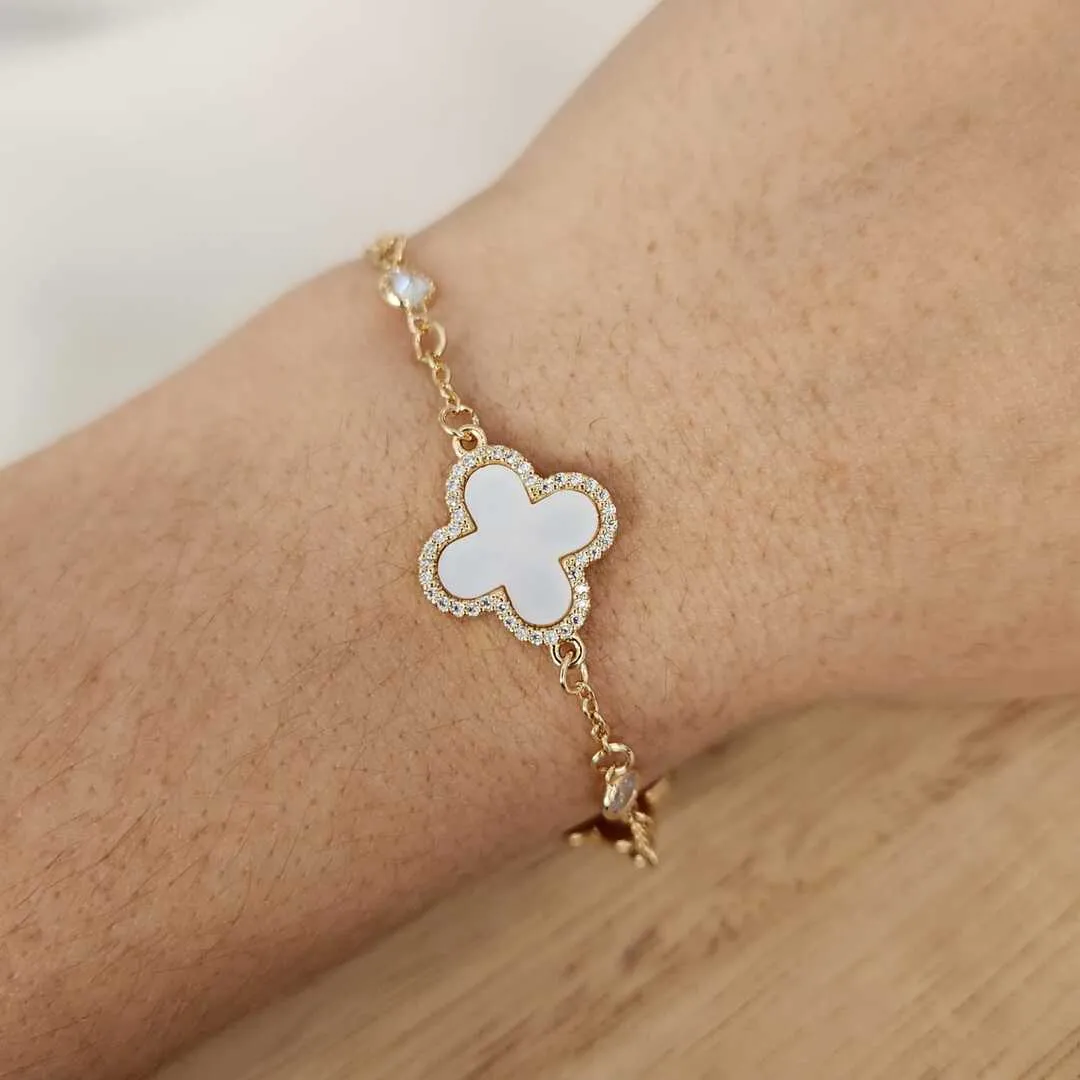 PULSEIRA COM 3 PINGENTES TREVO DE QUATRO FOLHAS PÉROLA RESINA INSPIRAÇÃO ALHAMBRA DE VAN CLEEF