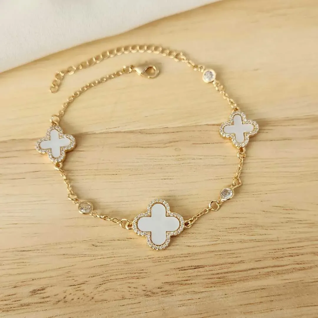 PULSEIRA COM 3 PINGENTES TREVO DE QUATRO FOLHAS PÉROLA RESINA INSPIRAÇÃO ALHAMBRA DE VAN CLEEF