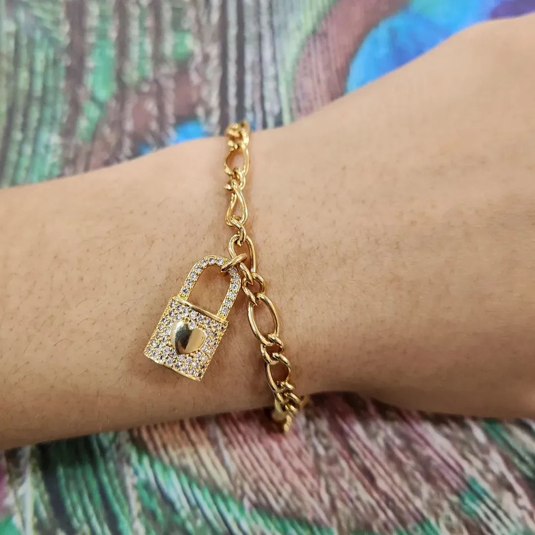 PULSEIRA DOURADA CADEADO CORAÇÃO CRAVEJADO EM MICROZIRCÔNIAS CRISTAL