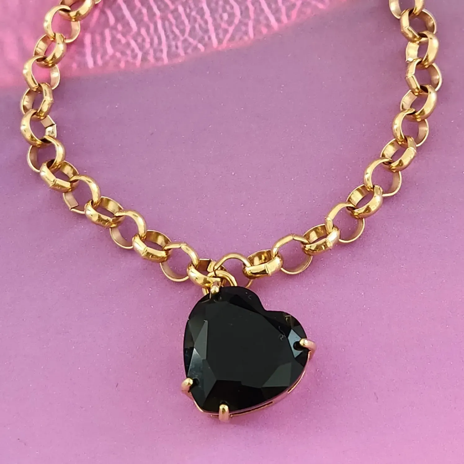 PULSEIRA DOURADA PINGENTE CORAÇÃO PEDRA NEGRA