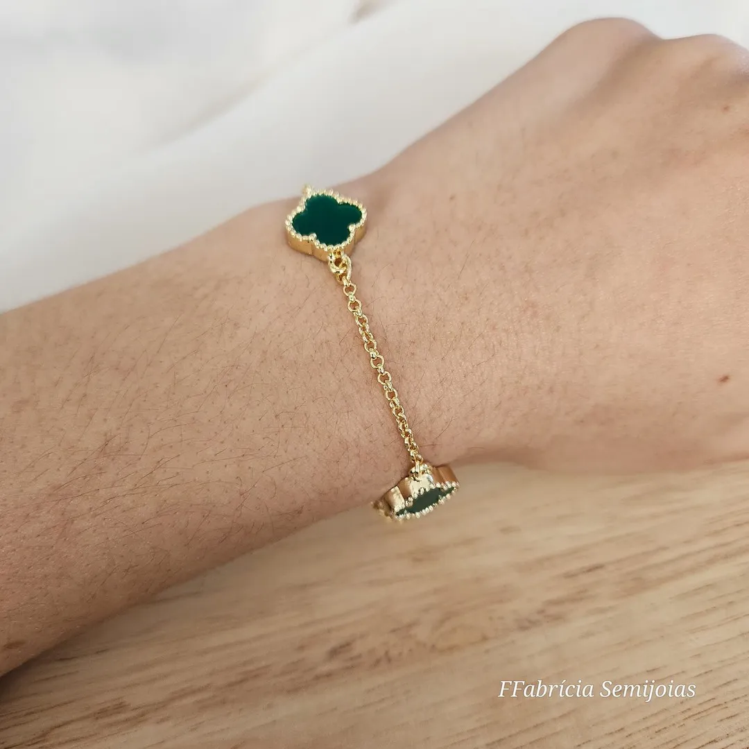 PULSEIRA COM 3 PINGENTES TREVO DE QUATRO FOLHAS VERDE RESINA INSPIRAÇÃO ALHAMBRA DE VAN CLEEF