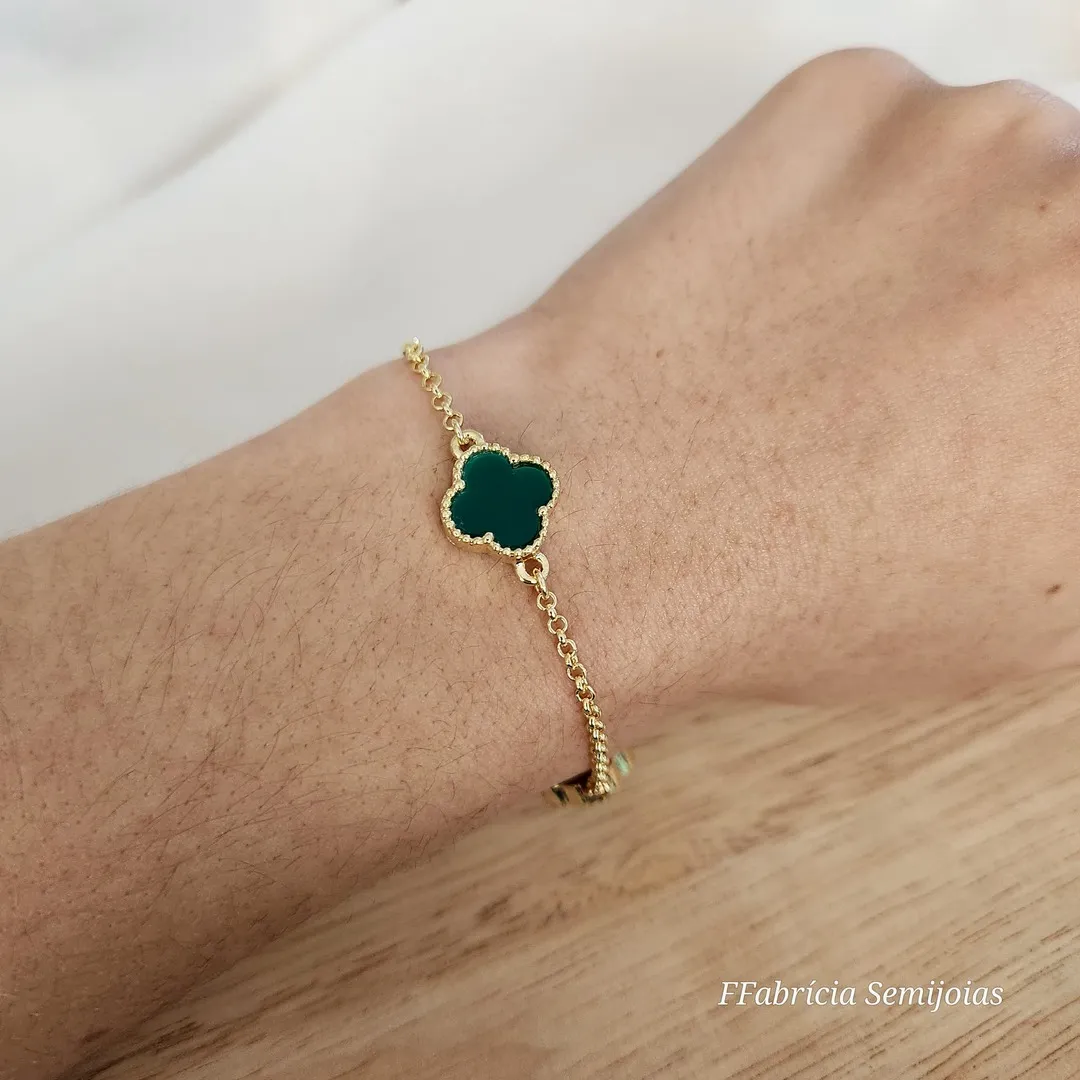 PULSEIRA COM 3 PINGENTES TREVO DE QUATRO FOLHAS VERDE RESINA INSPIRAÇÃO ALHAMBRA DE VAN CLEEF