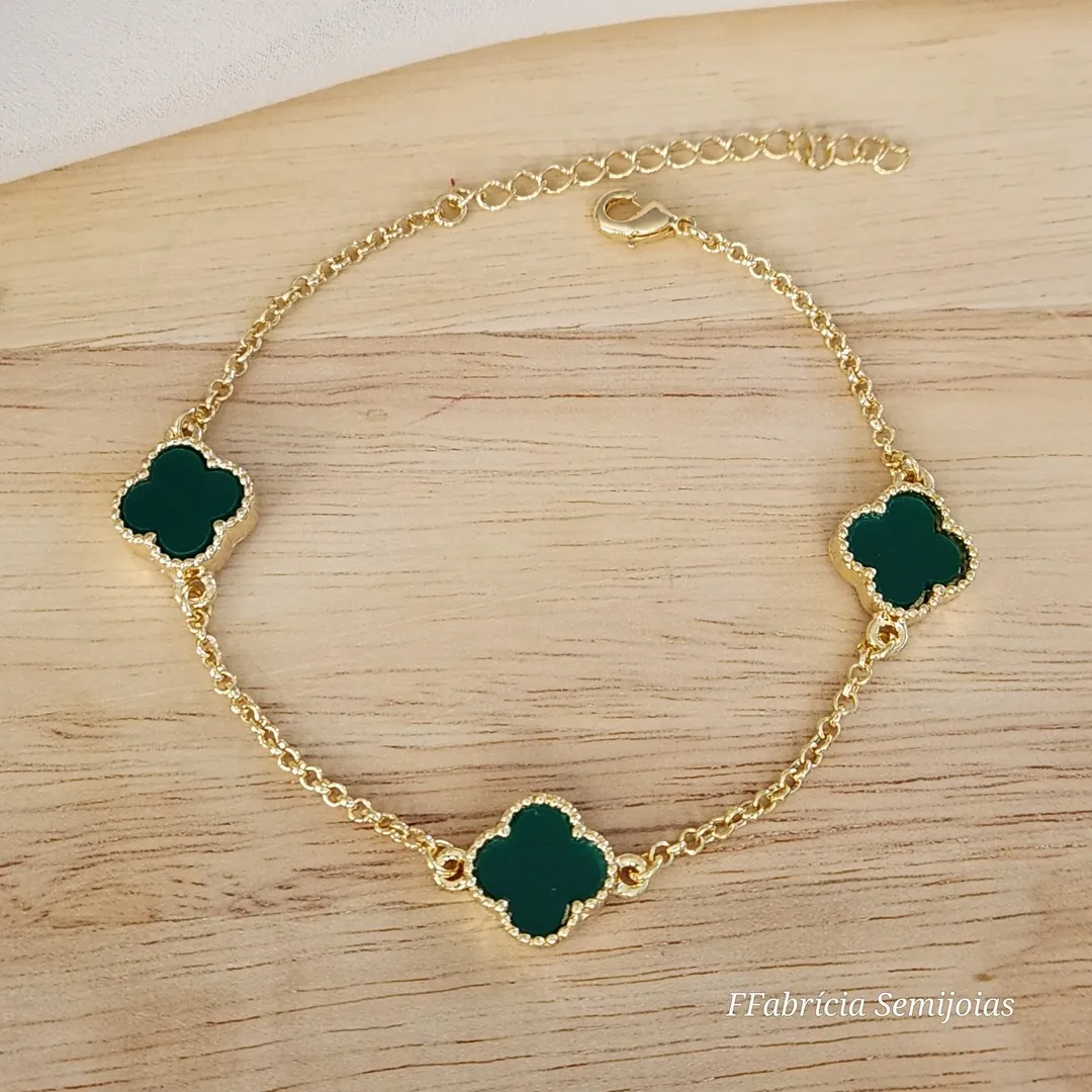 PULSEIRA COM 3 PINGENTES TREVO DE QUATRO FOLHAS VERDE RESINA INSPIRAÇÃO ALHAMBRA DE VAN CLEEF